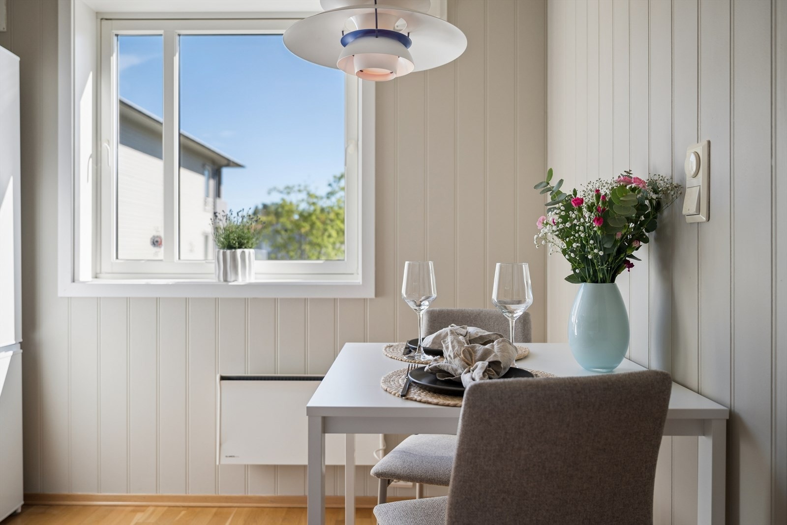På kjøkkenet er det også plass til eget spiseområde. Galleribilde