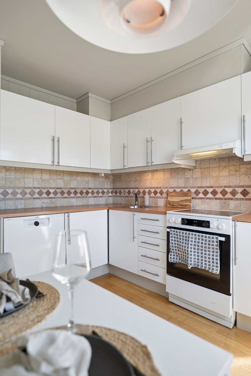 Det er kjøkkenventilator med avtrekk via sentralavtrekk for leiligheten. Galleribilde