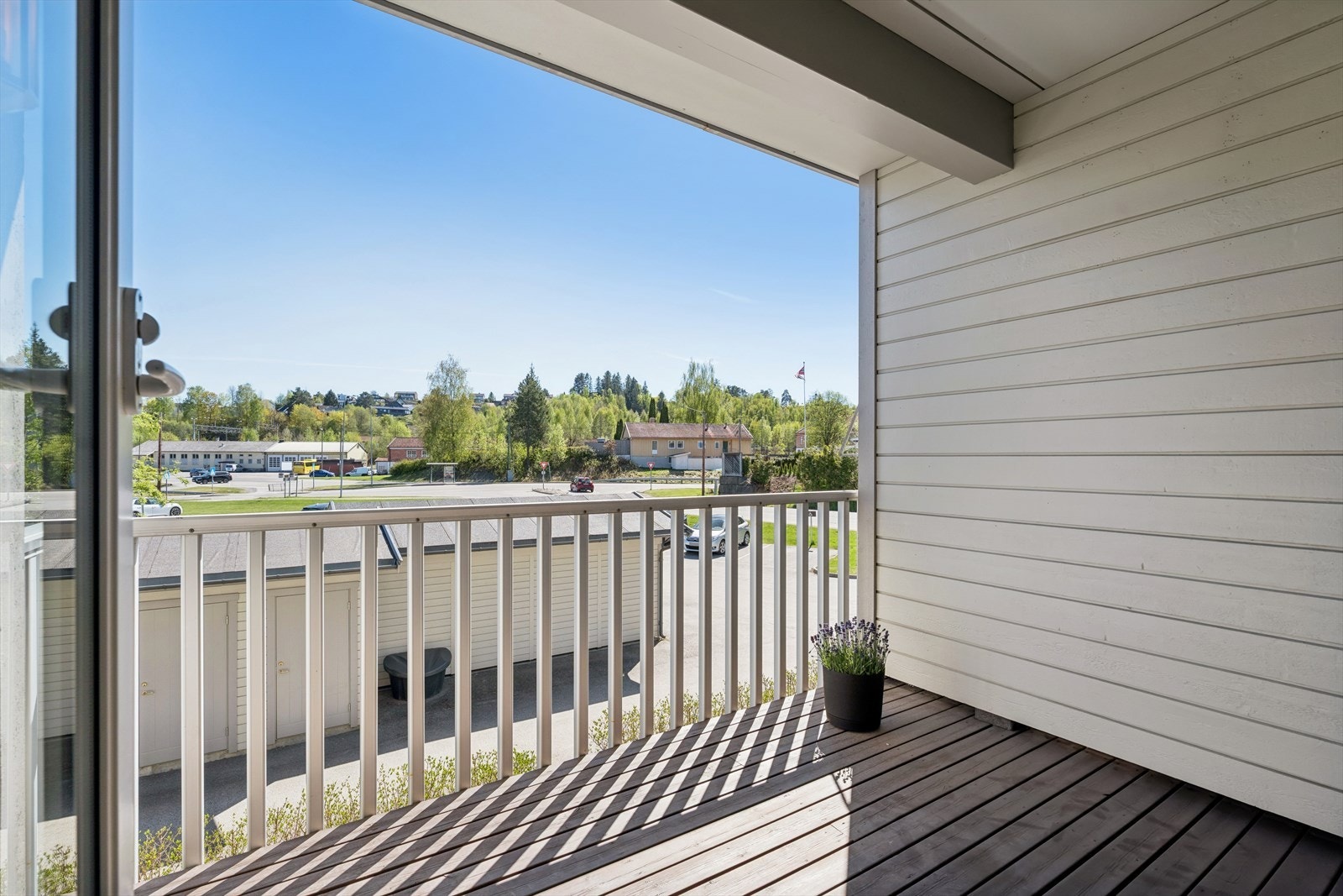 Fra stuen er det utgang til en sydvendt og overbygget balkong på ca. 6 m², som gir fine muligheter for utemøblering og oppleves som en naturlig forlengelse av stuen på varme dager. Galleribilde