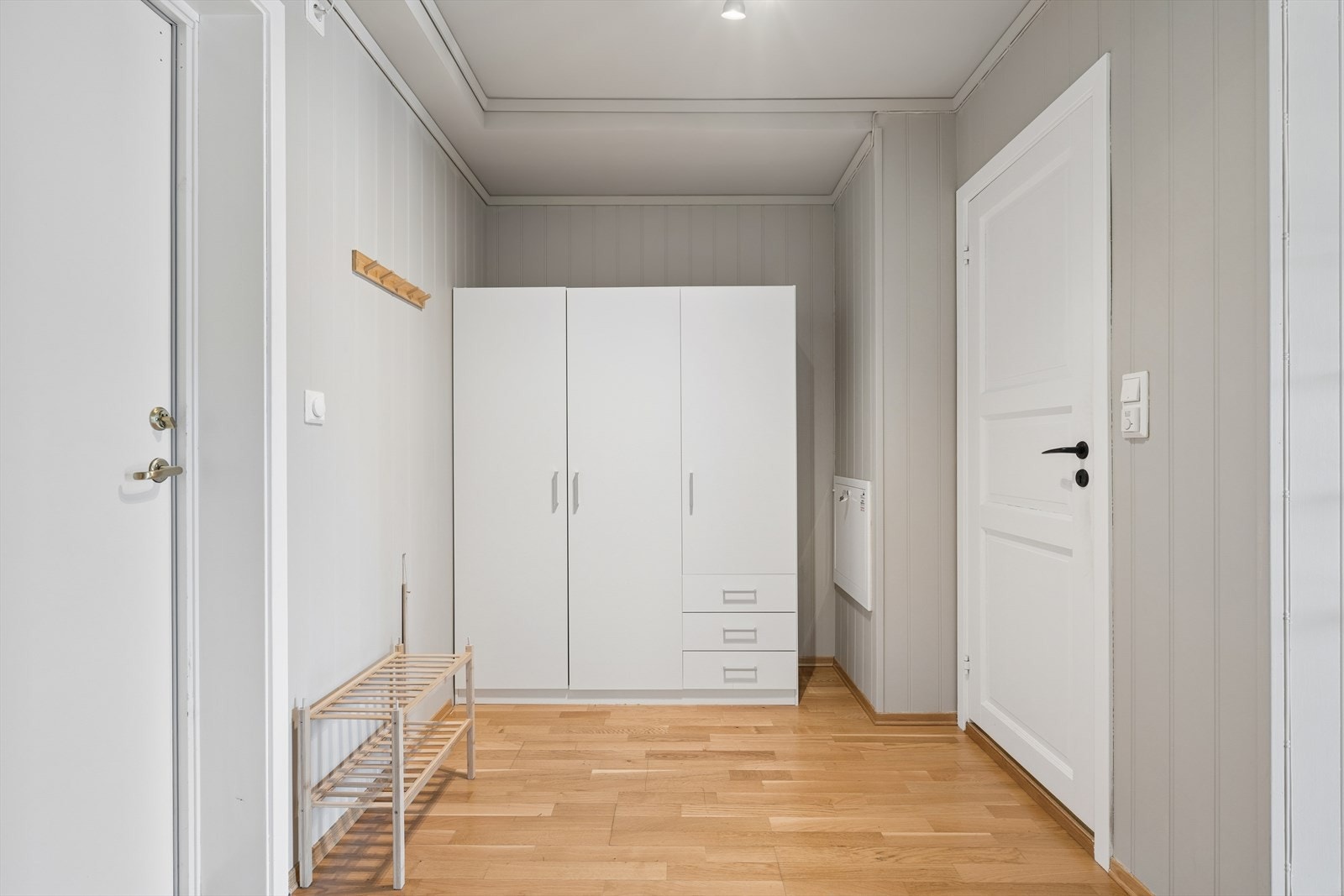 Entréen har en praktisk garderobeløsning for yttertøy og sko. Galleribilde