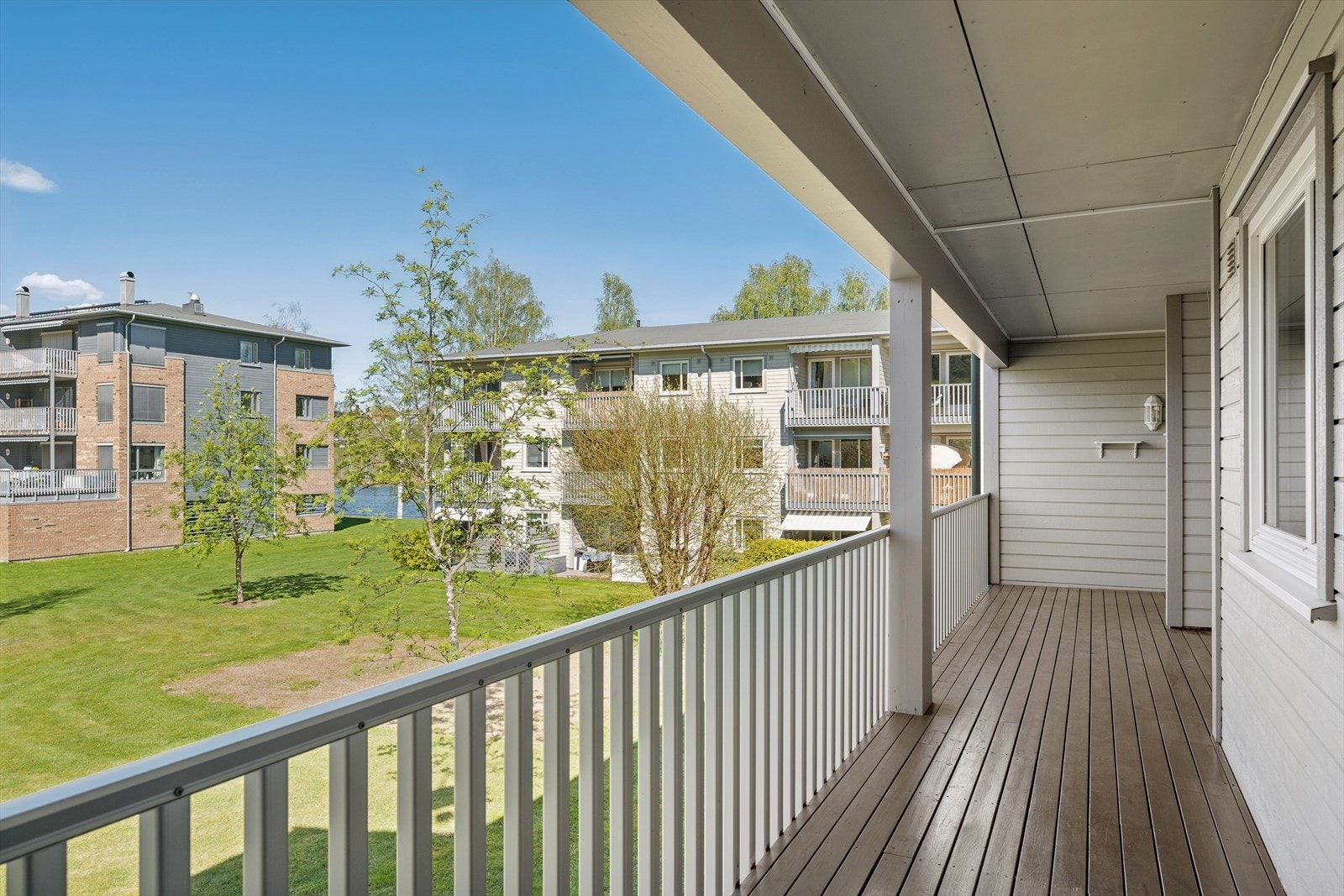 Fra svalgangen er det utsikt over borettslagets felles grøntområder. Galleribilde