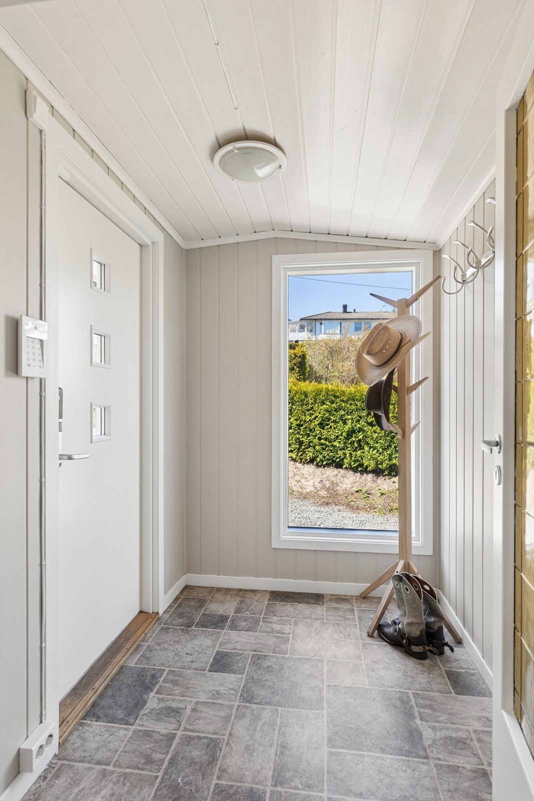 Entréen ønsker velkommen inn og leder videre til boligens oppholdsrom. God plass til å henge fra seg ytterklær. Galleribilde