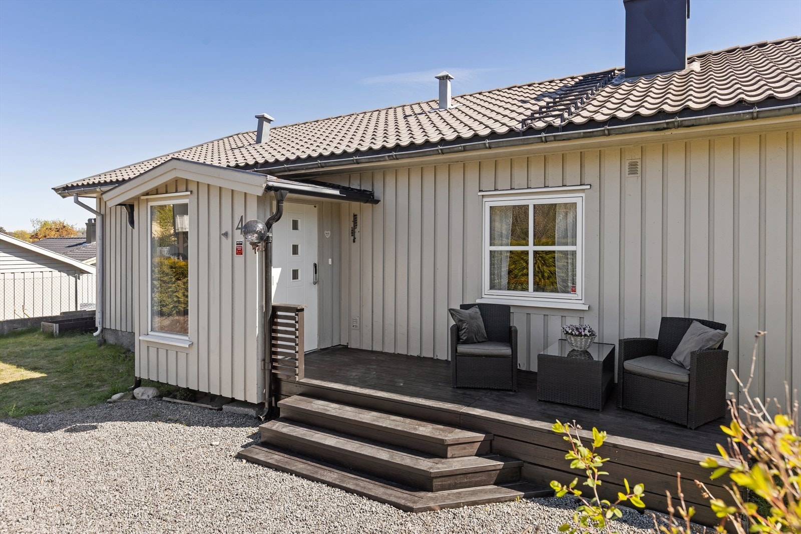 Ved inngangspartiet er det en vestvendt uteplass med plass til en sittegruppe. Her nytes morgenkaffen! Galleribilde