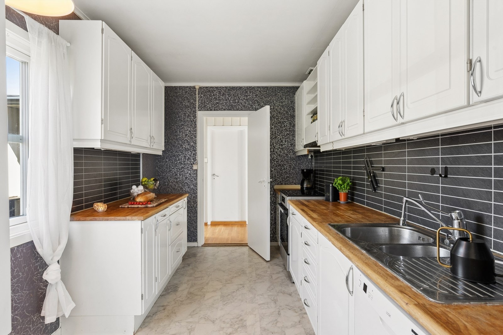 Plass til spisebord ved vinduet. Galleribilde