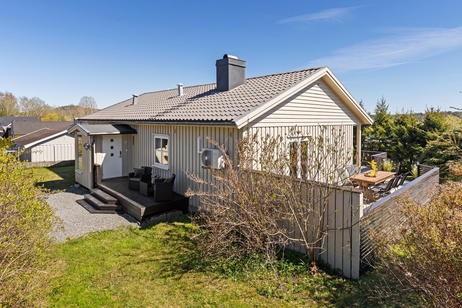 Eiendommen ligger i et veletablert og rolig boligområde med kort vei til E18 for pendlere. Galleribilde