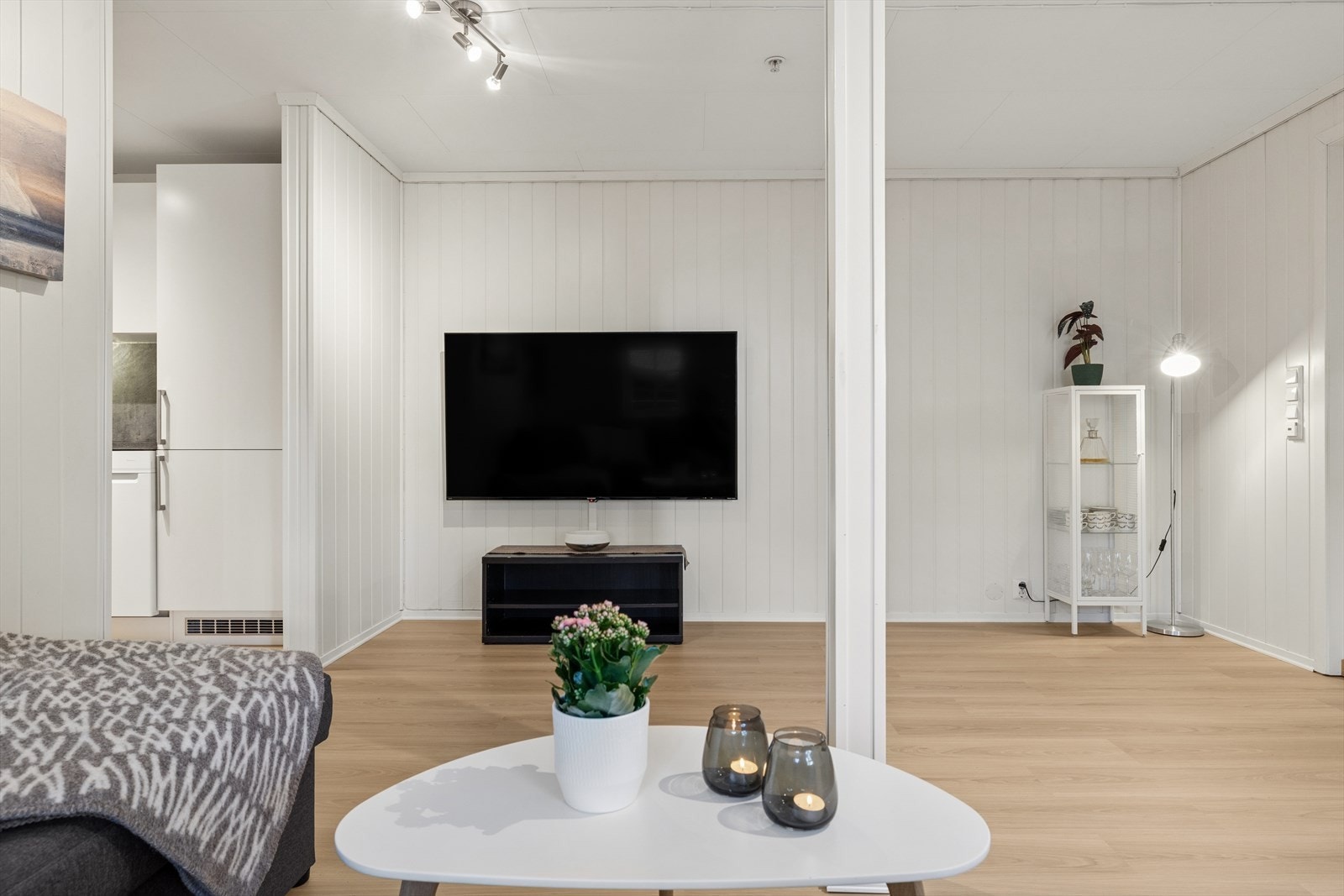 Åpenheten mot kjøkkenet gir en god romfølelse og fleksible møbleringsmuligheter. Galleribilde