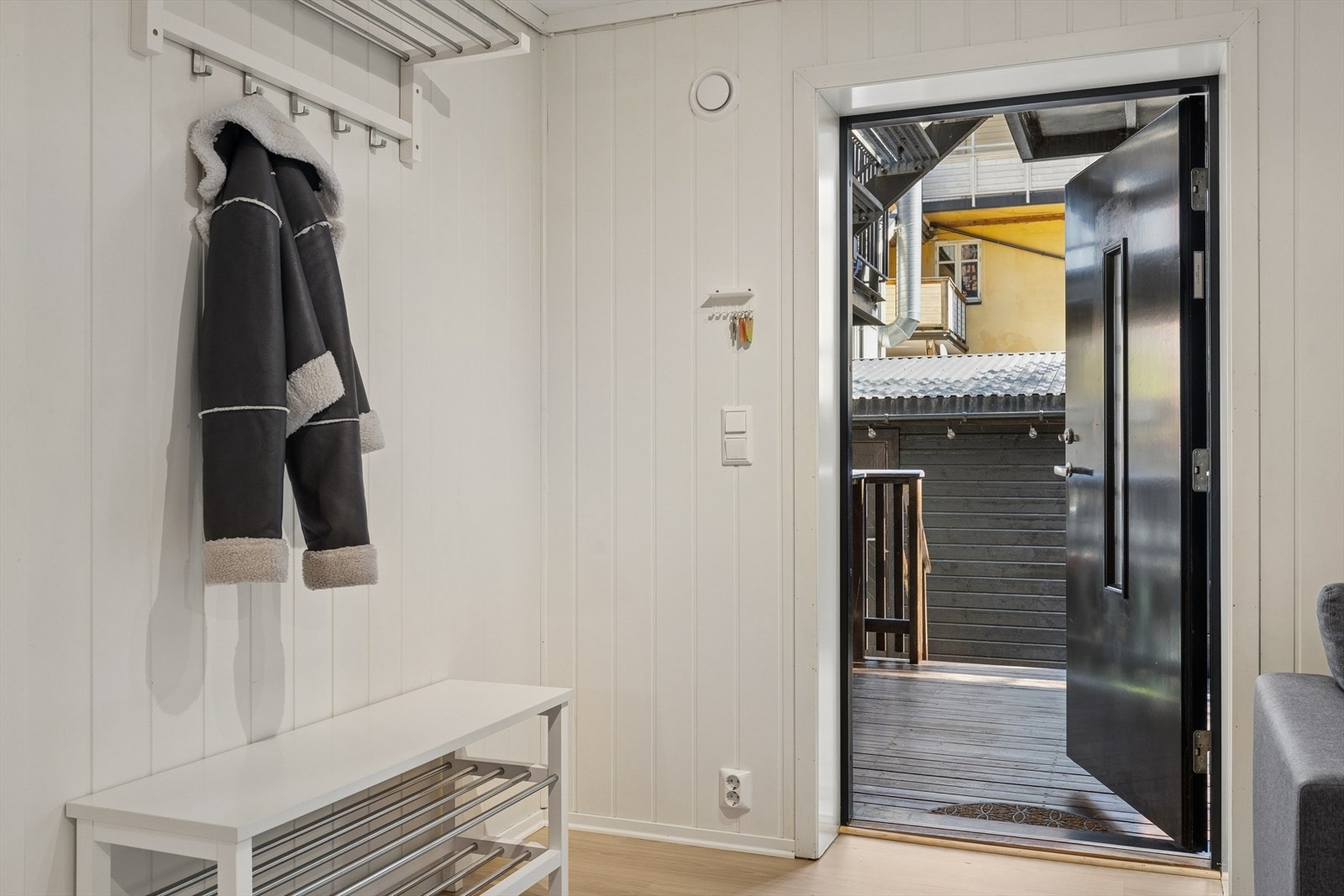 Entréen har plass til yttertøy og leder direkte inn i leilighetens sosiale sone. Galleribilde