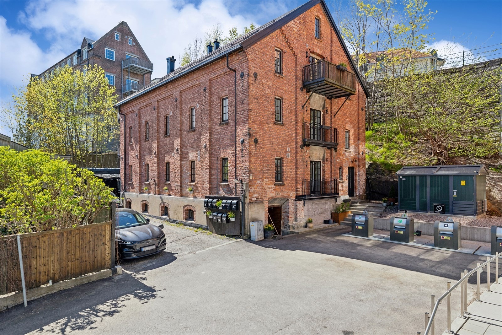 Bygget har en karakteristisk teglsteinsfasade og ble restaurert i 2010. Leiligheten ble etablert i 2014. Galleribilde
