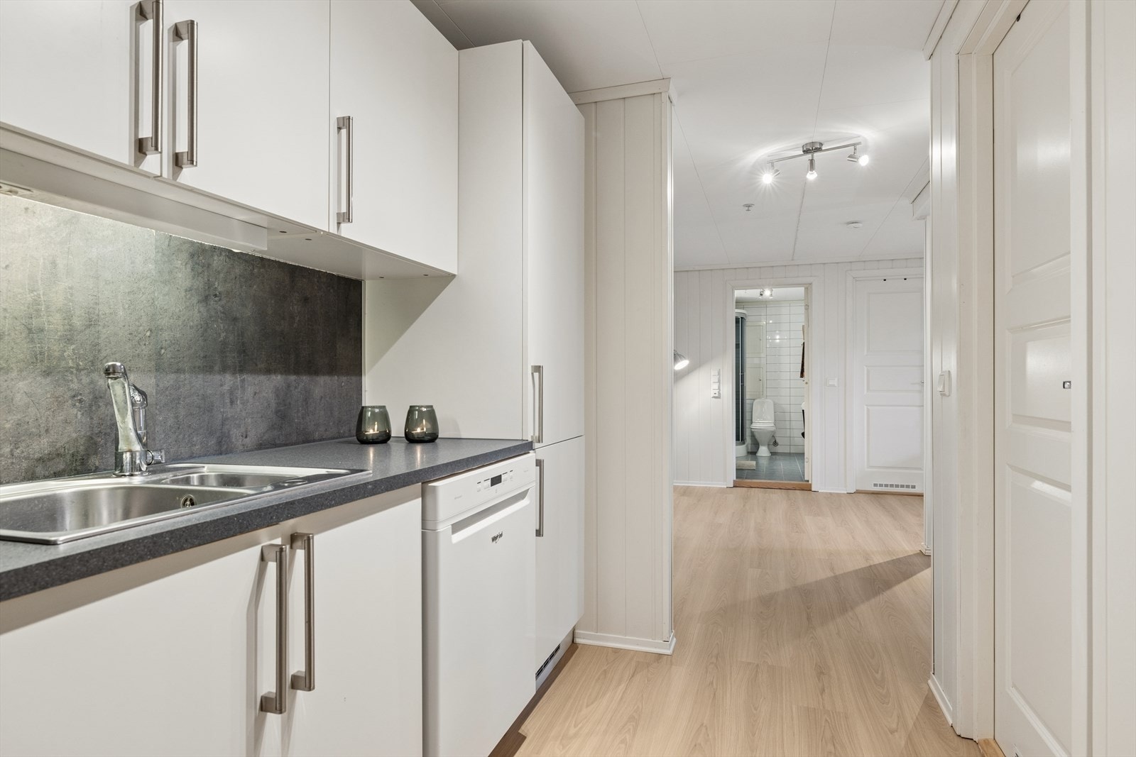 Kjøkkeninnredningen fra HTH har glatte, malte fronter og laminatbenkeplate. Galleribilde