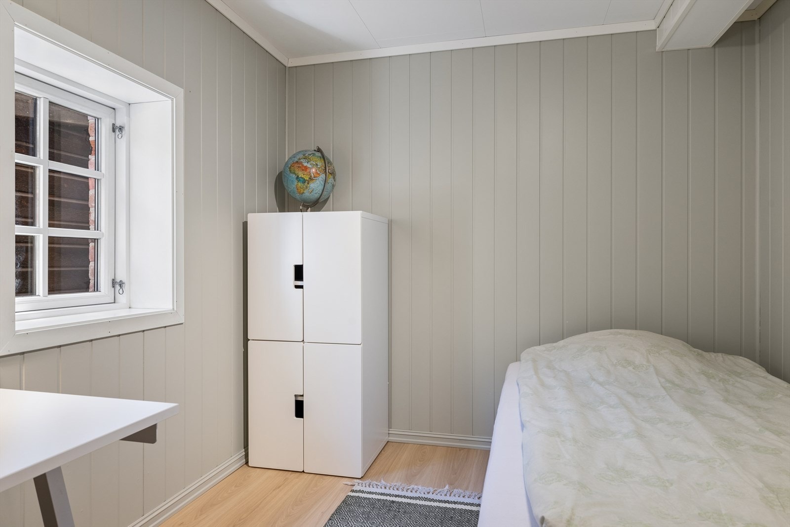 Rommet har plass til både seng og en liten arbeidsplass eller oppbevaringsmøbler. Galleribilde