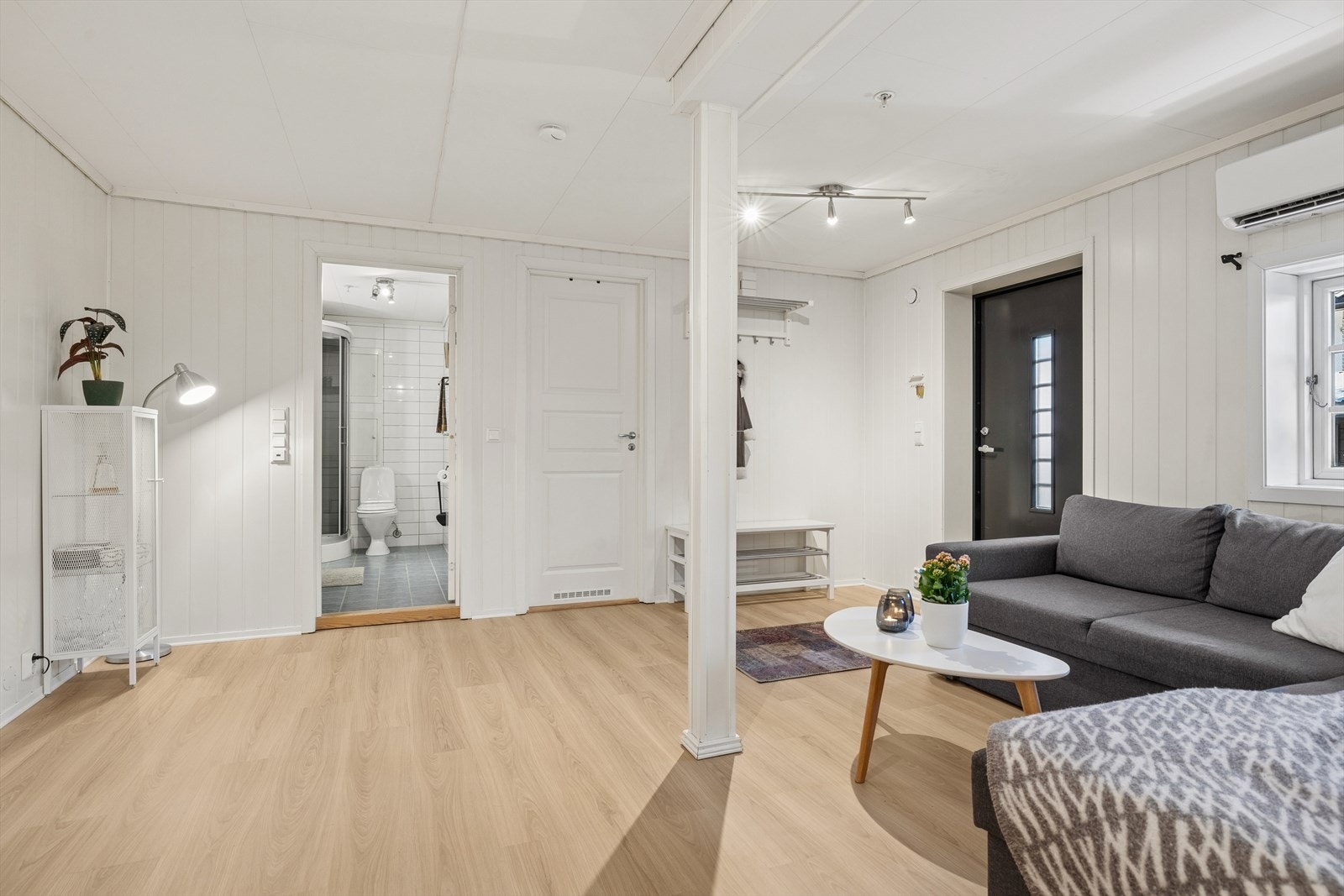 Gjennomgående laminatgulv ble lagt i hele leiligheten i nyere tid, med unntak av badet. Galleribilde