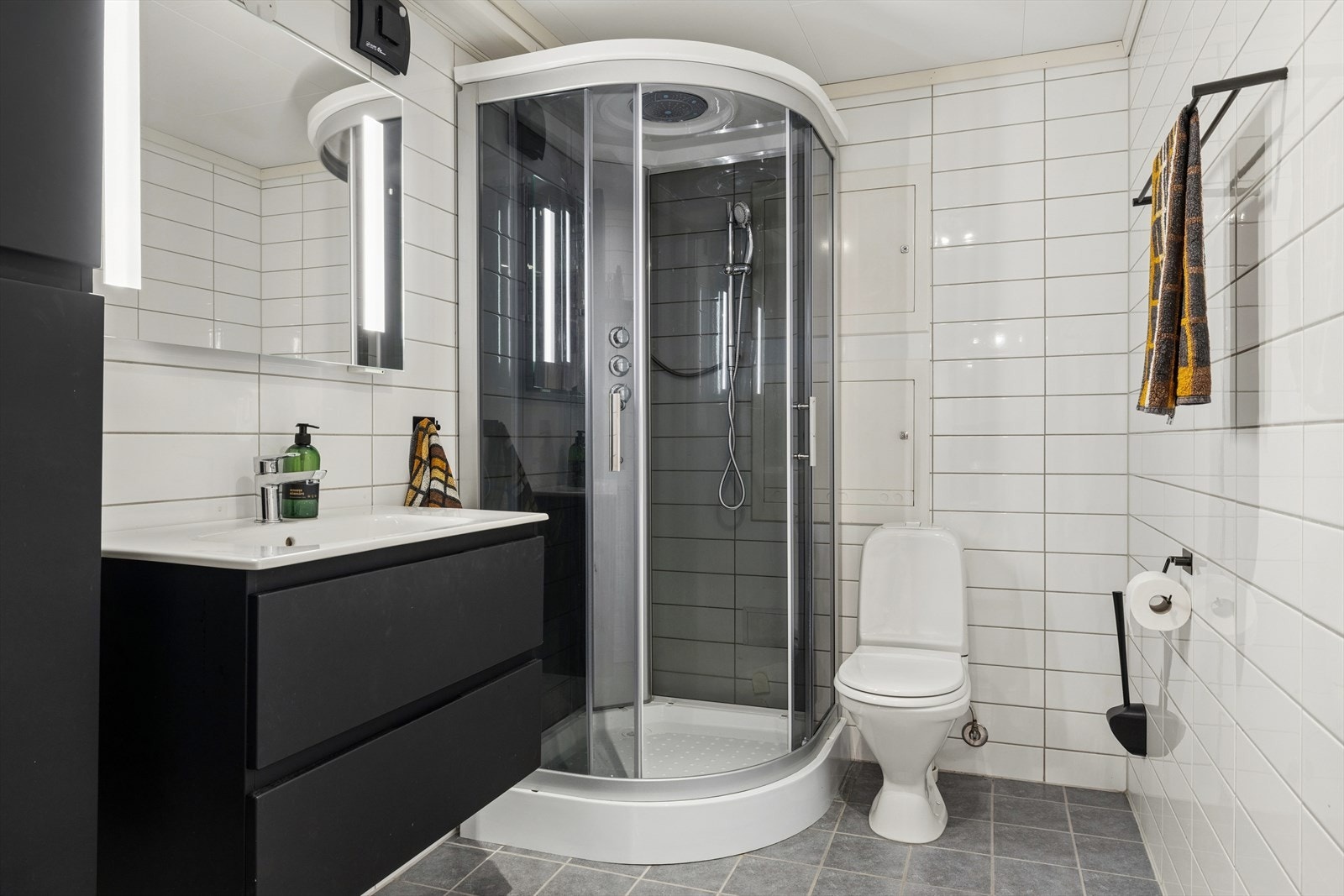 Dusjkabinettet ble skiftet i ca. 2024, og badet har mekanisk ventilasjon. Galleribilde