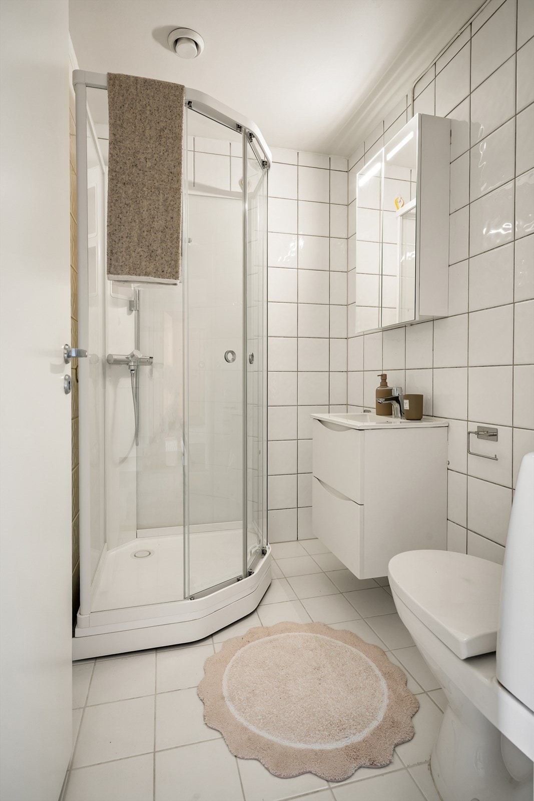 Flislagt bad etablert i forbindelse med ombygging i 1996/1997. Badet er senere modernisert med nyere baderomsinnredning og garnityr. Galleribilde