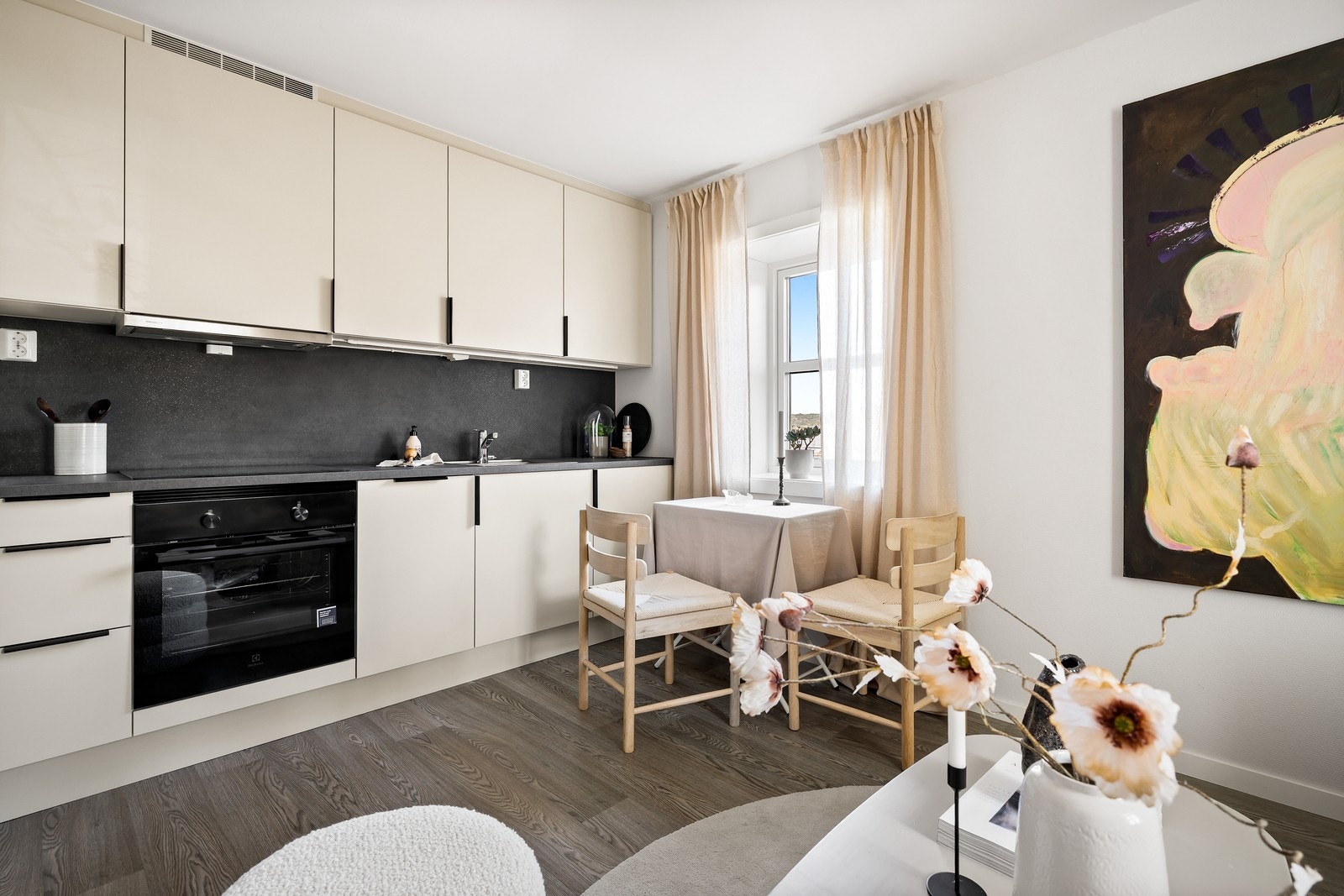 Stilrent kjøkken fra 2025 med gjennomført uttrykk og tidløst design. Kjøkkeninnredningen har slette fronter og laminat benkeplate. Galleribilde