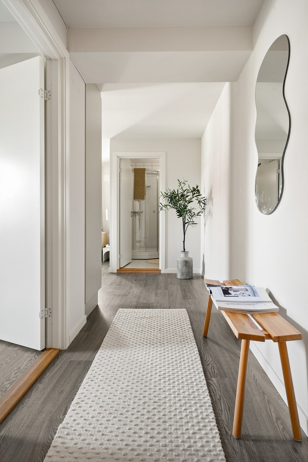 Leiligheten har en innbydende entré med god plass til yttertøy. Galleribilde
