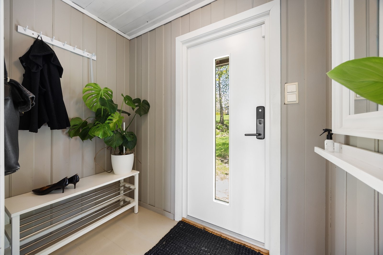 I første etasje blir du møtt av en lys og pen entré med plass til å henge fra seg yttertøy og sette fra seg sko. Galleribilde