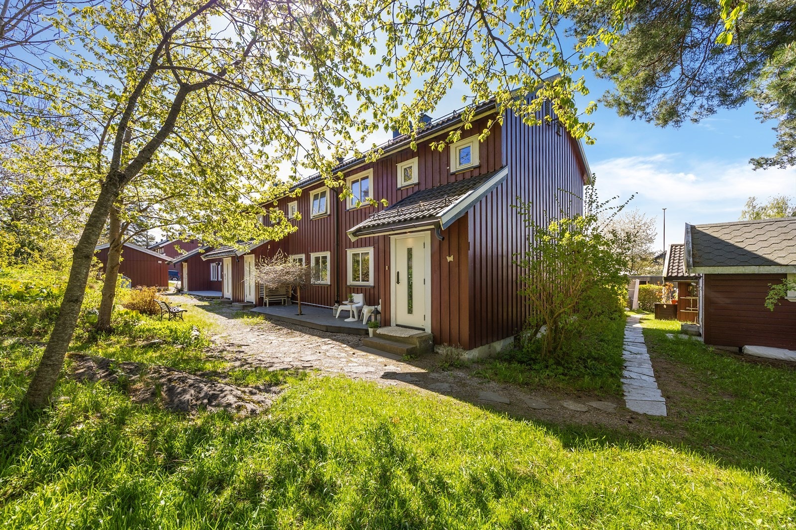 Svært hyggelig inngangsparti. Vinduer og ytterdører er skiftet i regi av borettslaget i 2016. Galleribilde