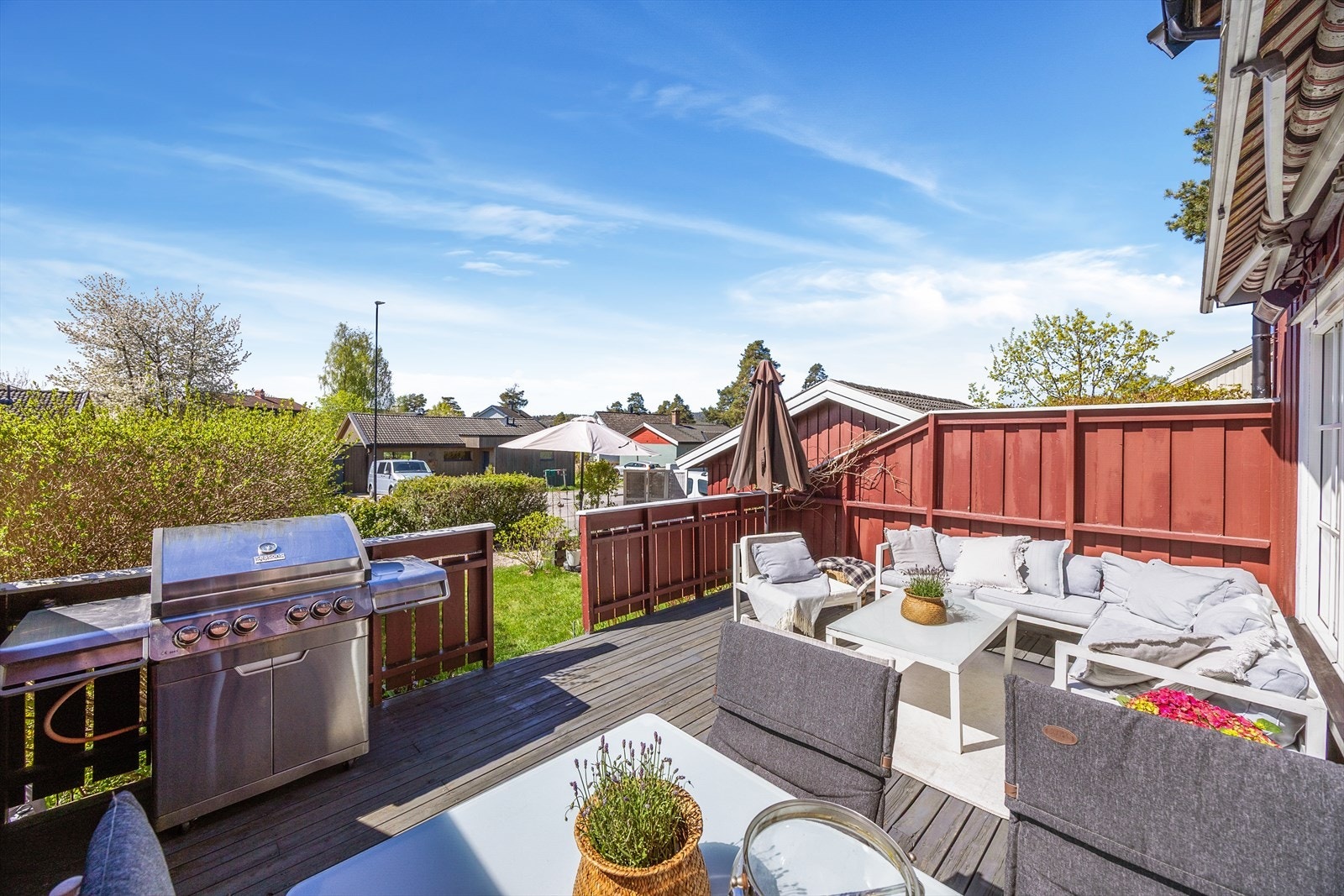 Boligen ligger på enden av rekka med vestvendt terrasse, egen hagedel med frittstående bod og garasjeplass med elbillader. Galleribilde