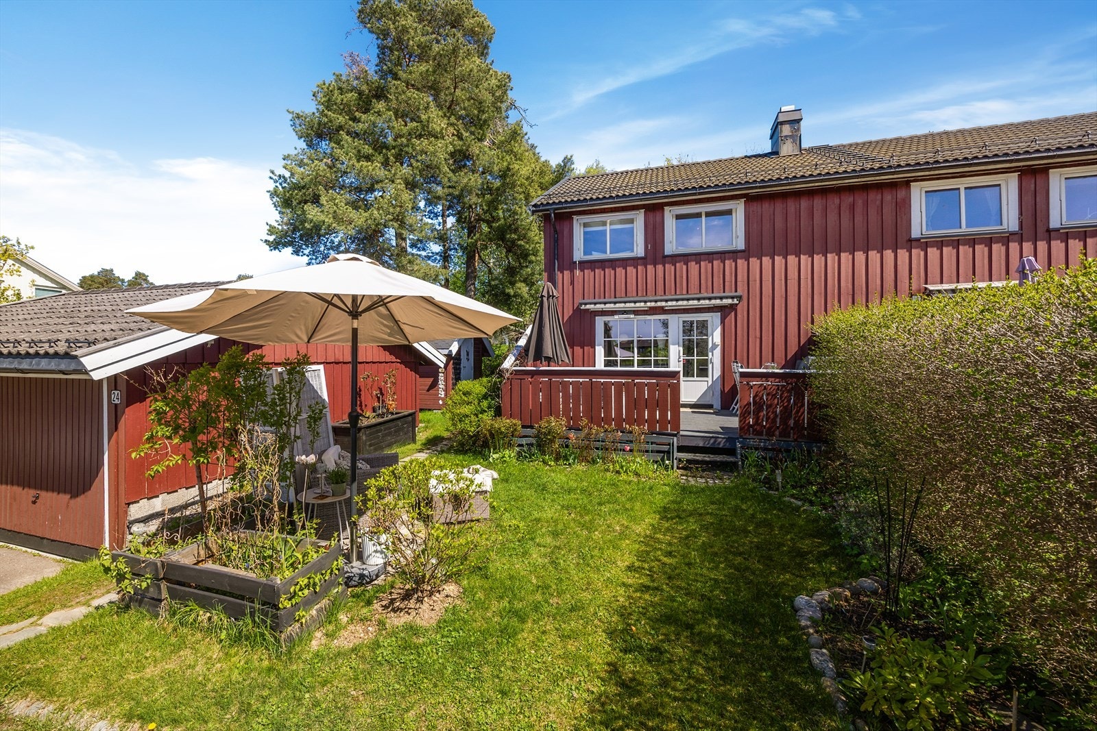 I hagen er det en frittstående bod på cirka 7 m² for ekstra lagring. Galleribilde