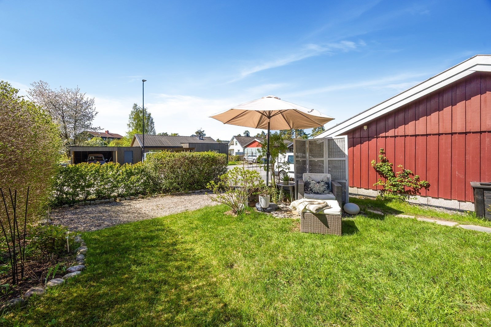 Hagen er pent opparbeidet med plen og hekk som skjermer mot innsyn. Galleribilde