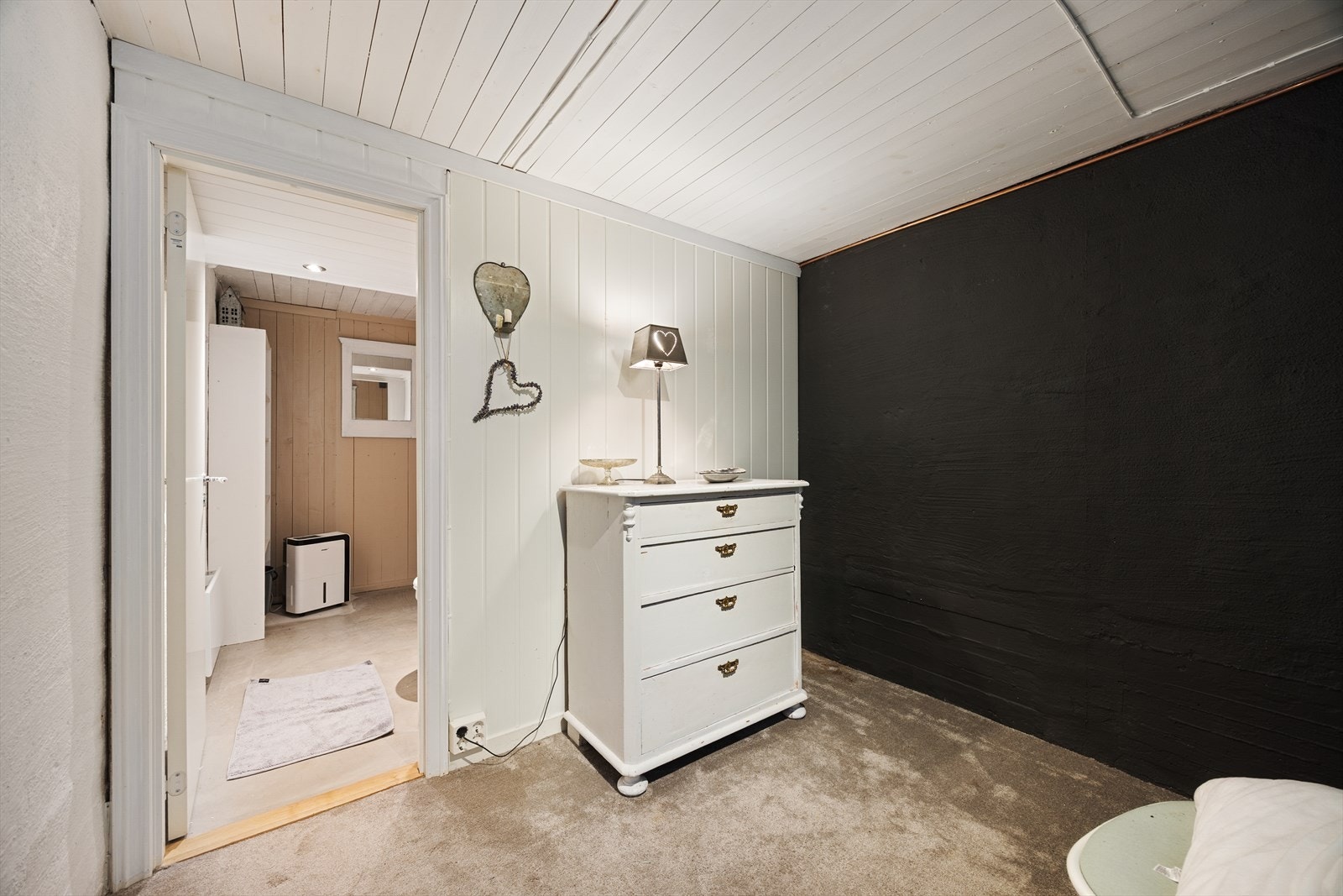 Kjelleren er innredet med et praktisk toalettrom som også fungerer som vaskerom, i tillegg til lagringsplass. Galleribilde