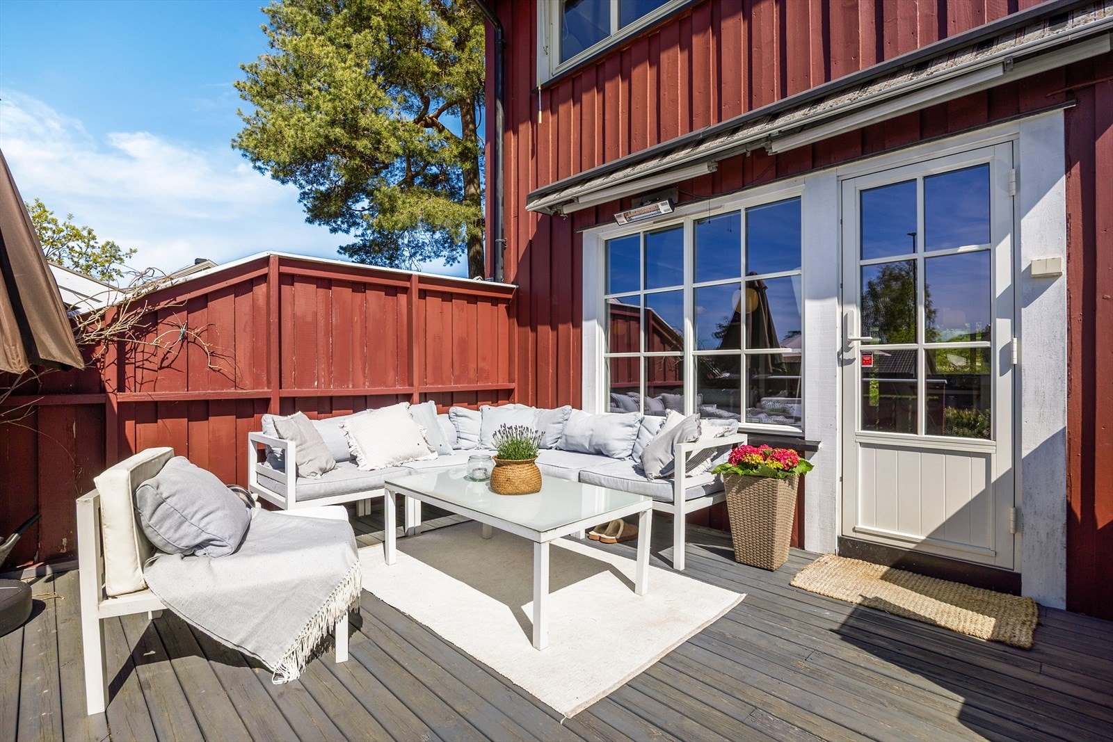 Terrassen er bygget i trekonstruksjon og har god plass til en romslig sittegruppe. Galleribilde