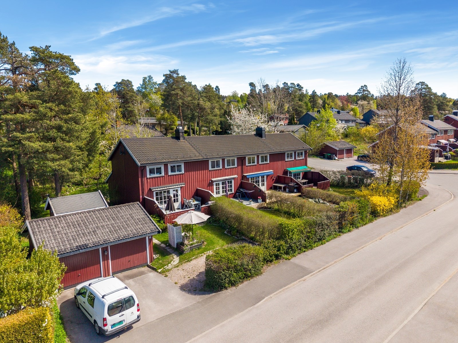Hverdagslogistikken er enkel med nærhet til flere barnehager, skole og dagligvarebutikk. Gode bussforbindelser. Et nabolag som kombinerer rolige omgivelser med nærhet til både natur og byliv. Galleribilde