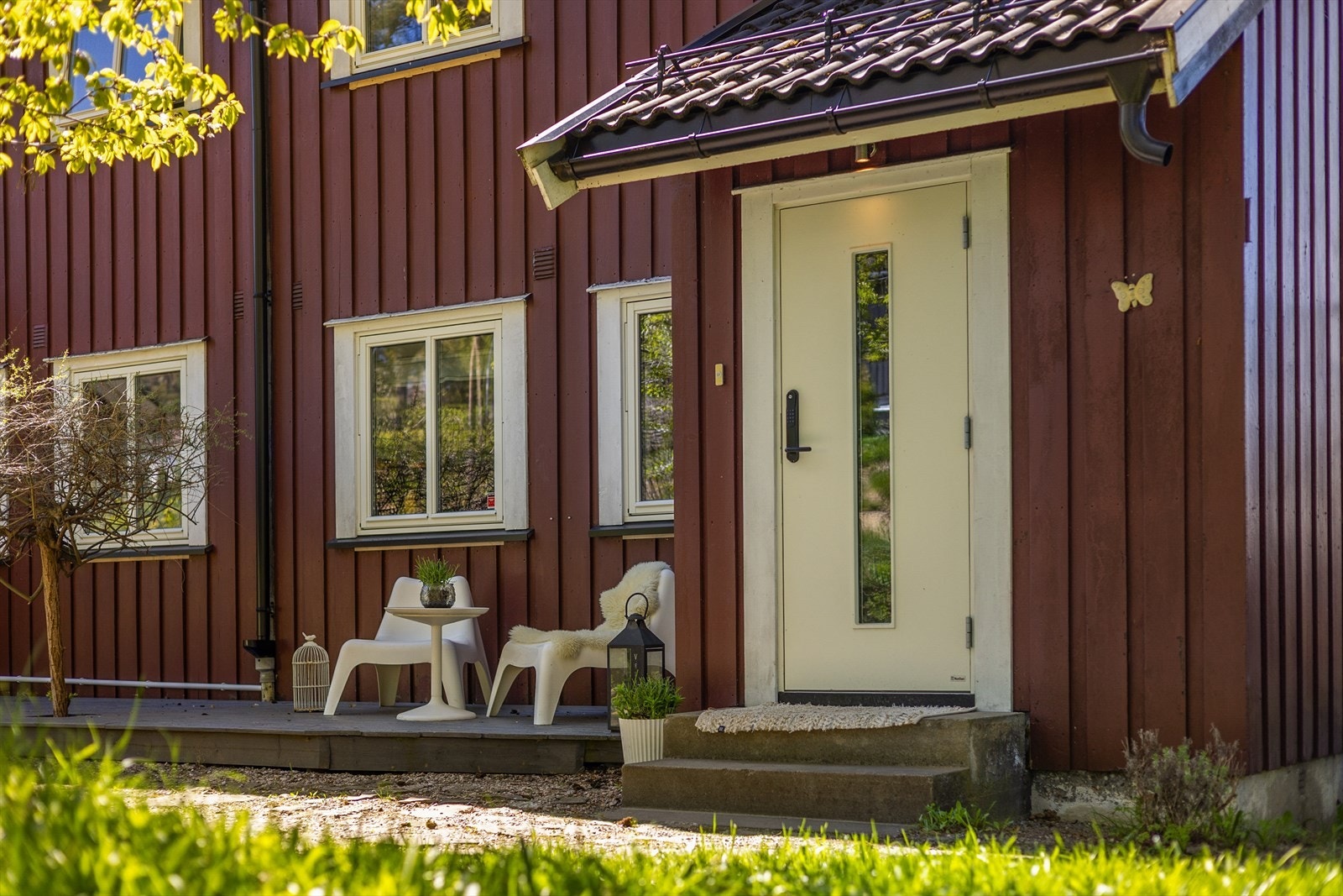 Pent opparbeidet inngangsparti med en liten platting. Galleribilde