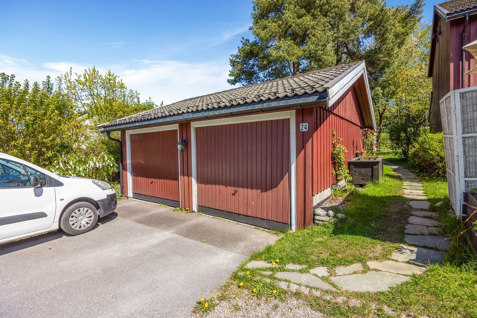 Til boligen hører en garasjeplass i felles anlegg, utstyrt med elbillader. Her er det god plass til at flere biler kan parkere. Galleribilde