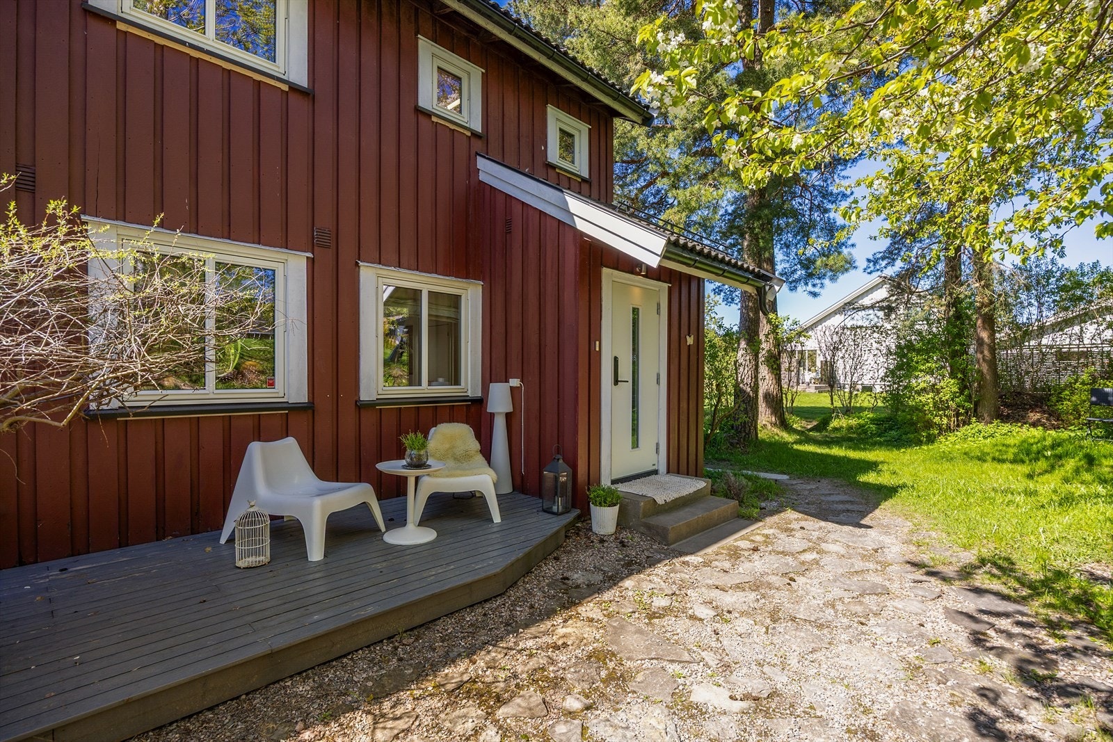 Eiendommen har en skjermet og fin beliggenhet i et rolig og etablert nabolag på Rønningen i Porsgrunn. Galleribilde