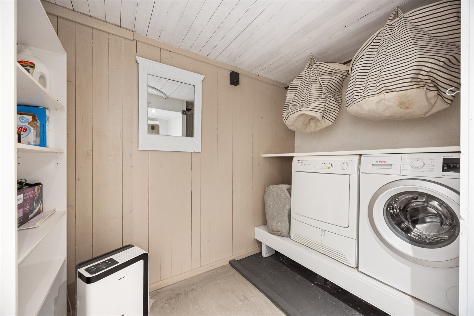 Toalettrommet har gulvmontert toalett, servant og opplegg for både vaskemaskin og tørketrommel. Varmtvannsbereder på ca. 200 liter fra 2018. Galleribilde