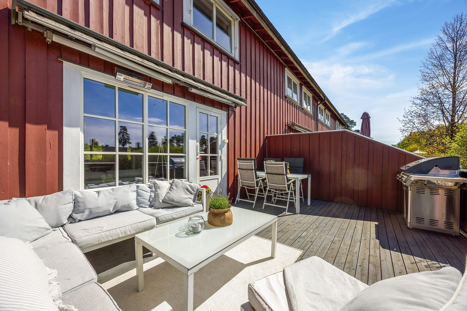 Her er det god plass til både spisebord og grill, perfekt for sosiale sammenkomster. Galleribilde