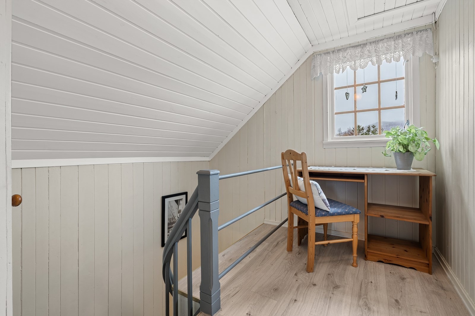 Gang i 2.etasje med kontorplass Galleribilde