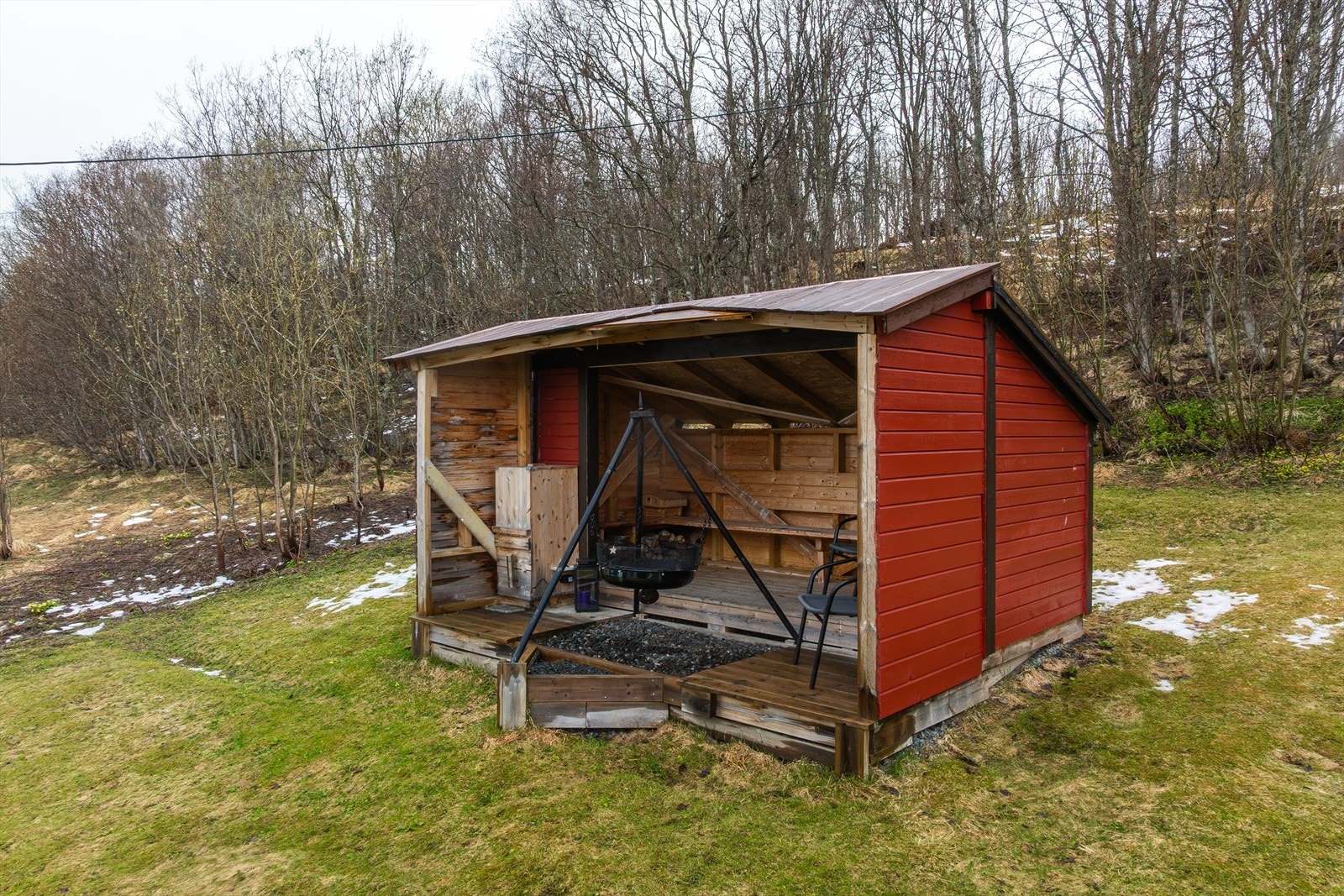 Gapahuk som har god plass til familie og venner Galleribilde