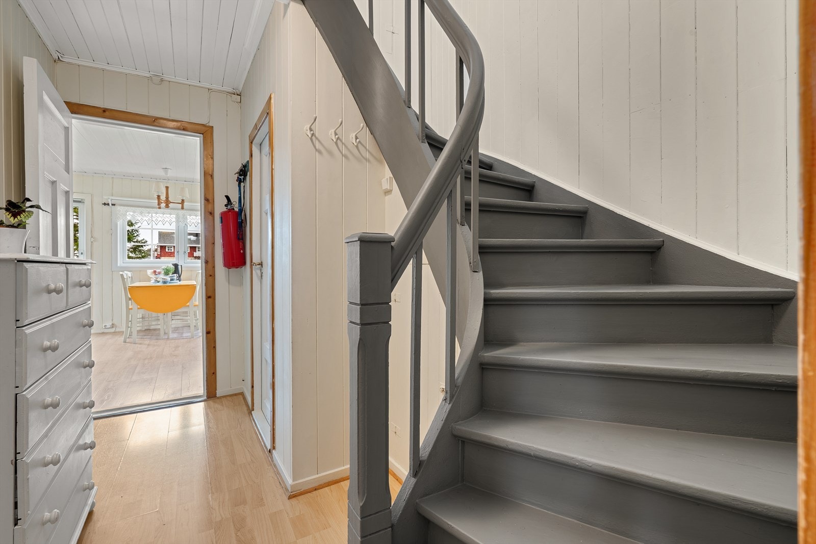 Entré med trapp som leder til 2.etasje Galleribilde