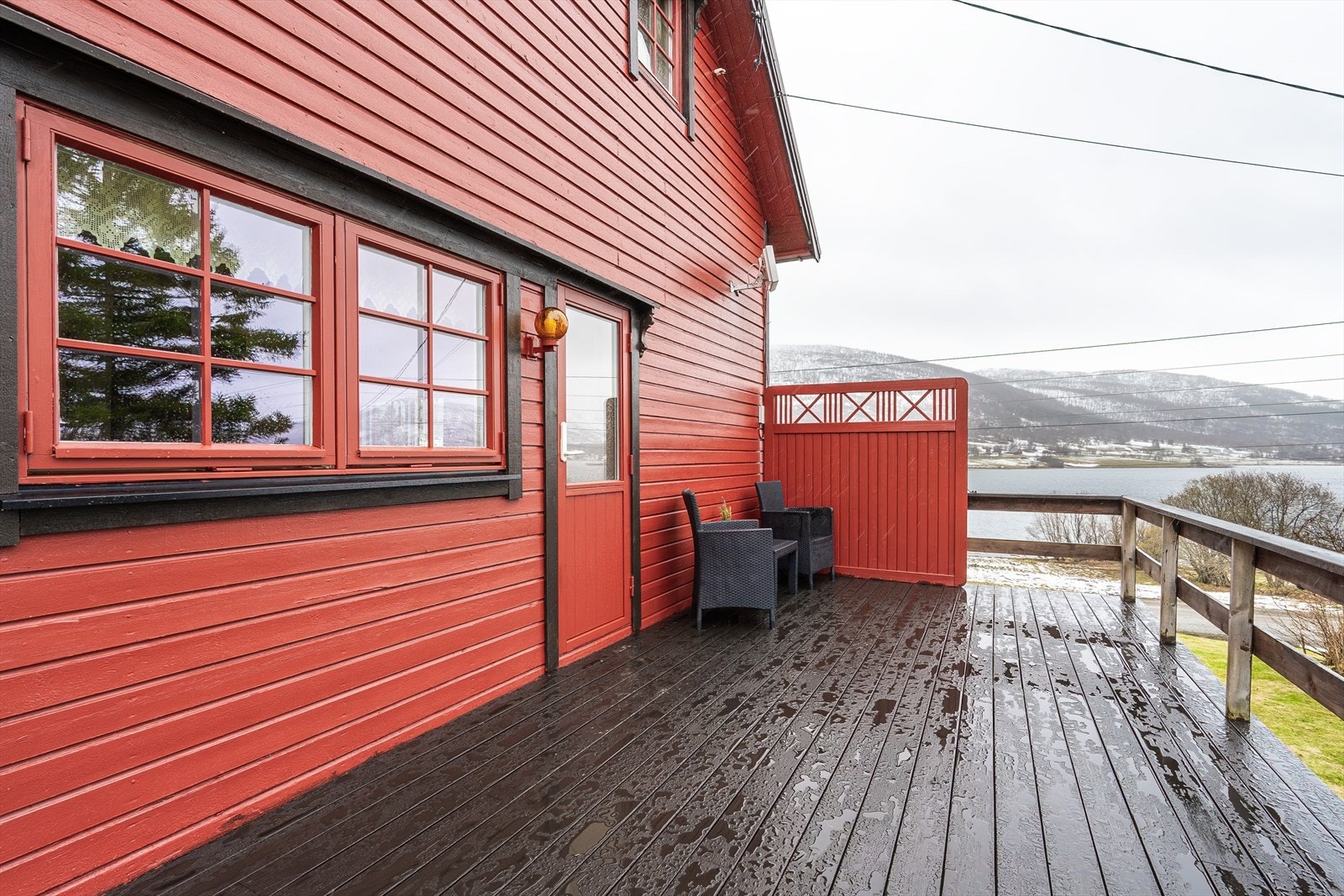 Boligen har en koselig veranda med god plass til utemøbler og grill! Galleribilde