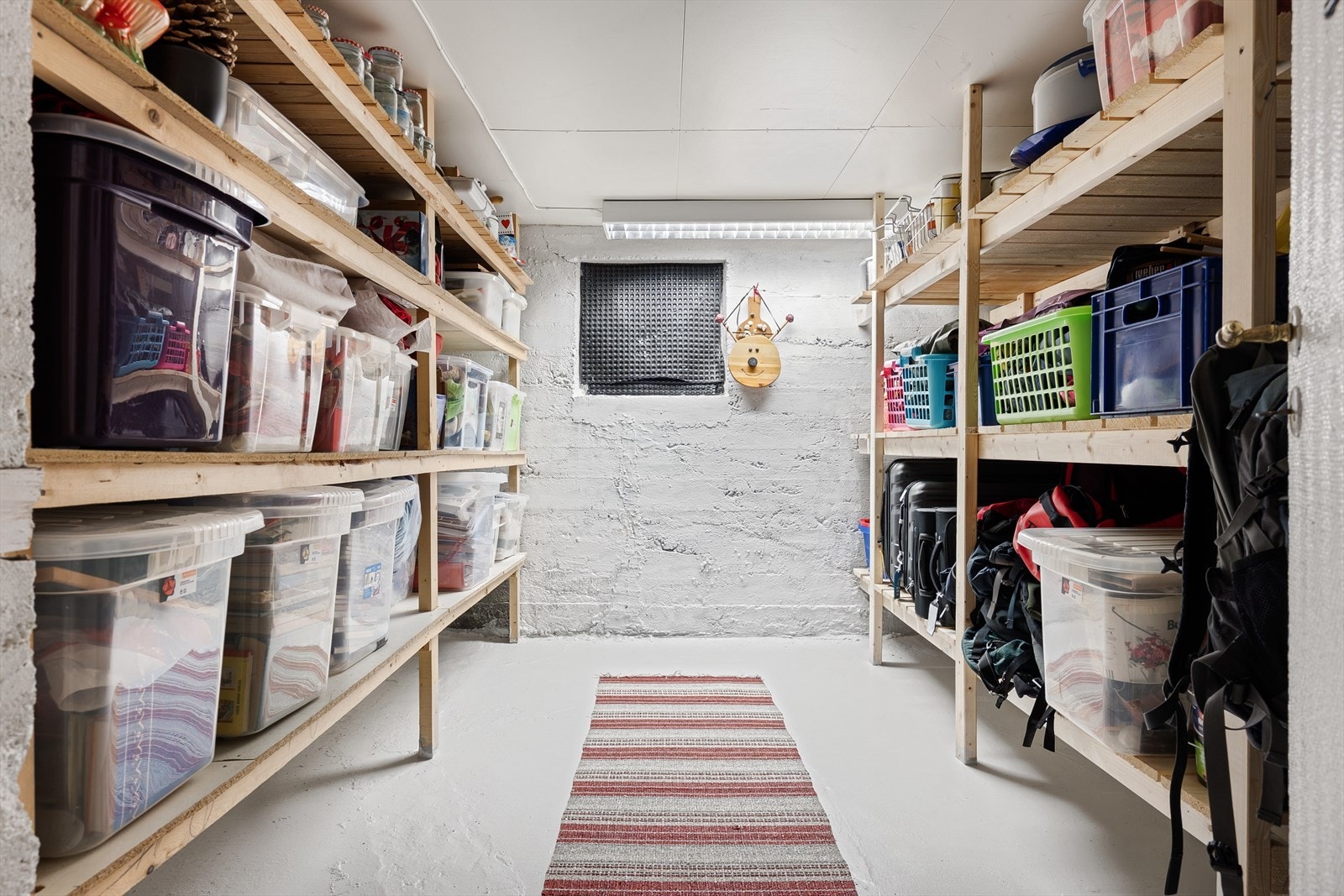Romslig bod med gode oppbevaringsmuligheter Galleribilde