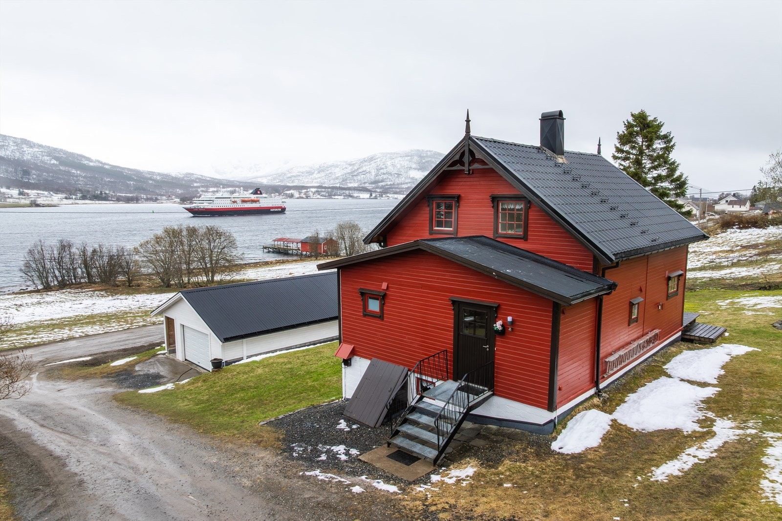 Velkommen til Vardnesveien 130, her presentert av Nordvik Finnsnes! Galleribilde