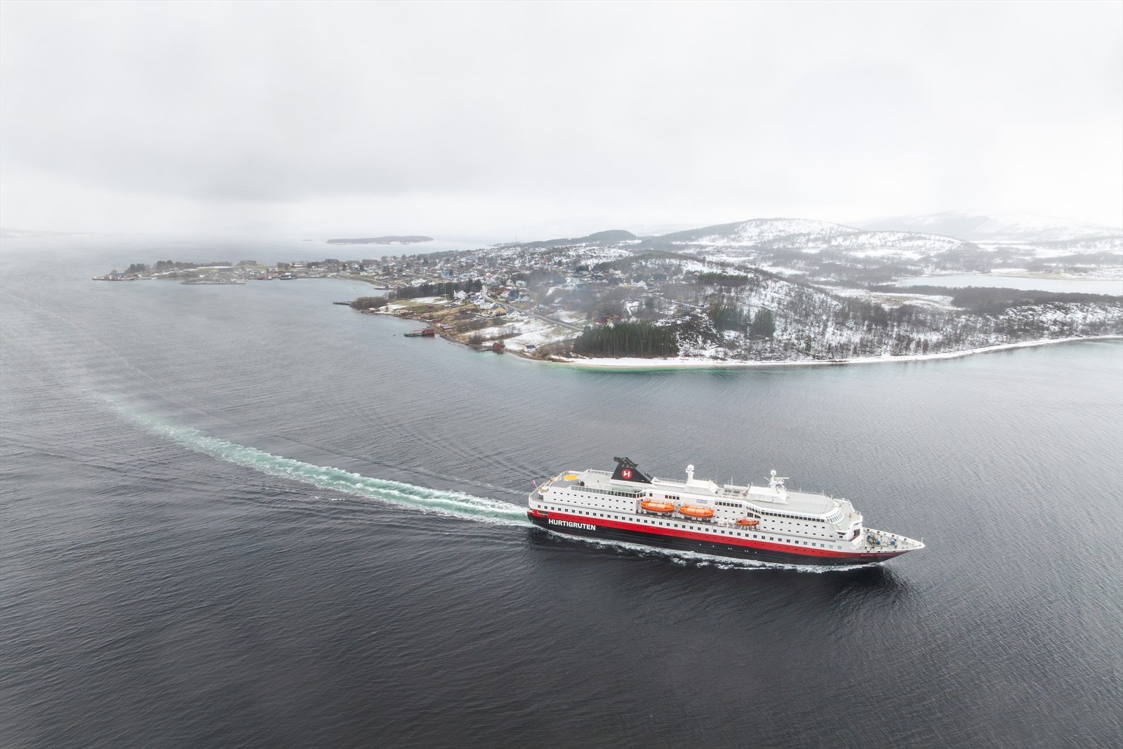 Nærmeste kollektive knutepunkt er havneterminalen på Finnsnes, herfra kan du reise med hurtigbåt, buss og Hurtigruten. Galleribilde