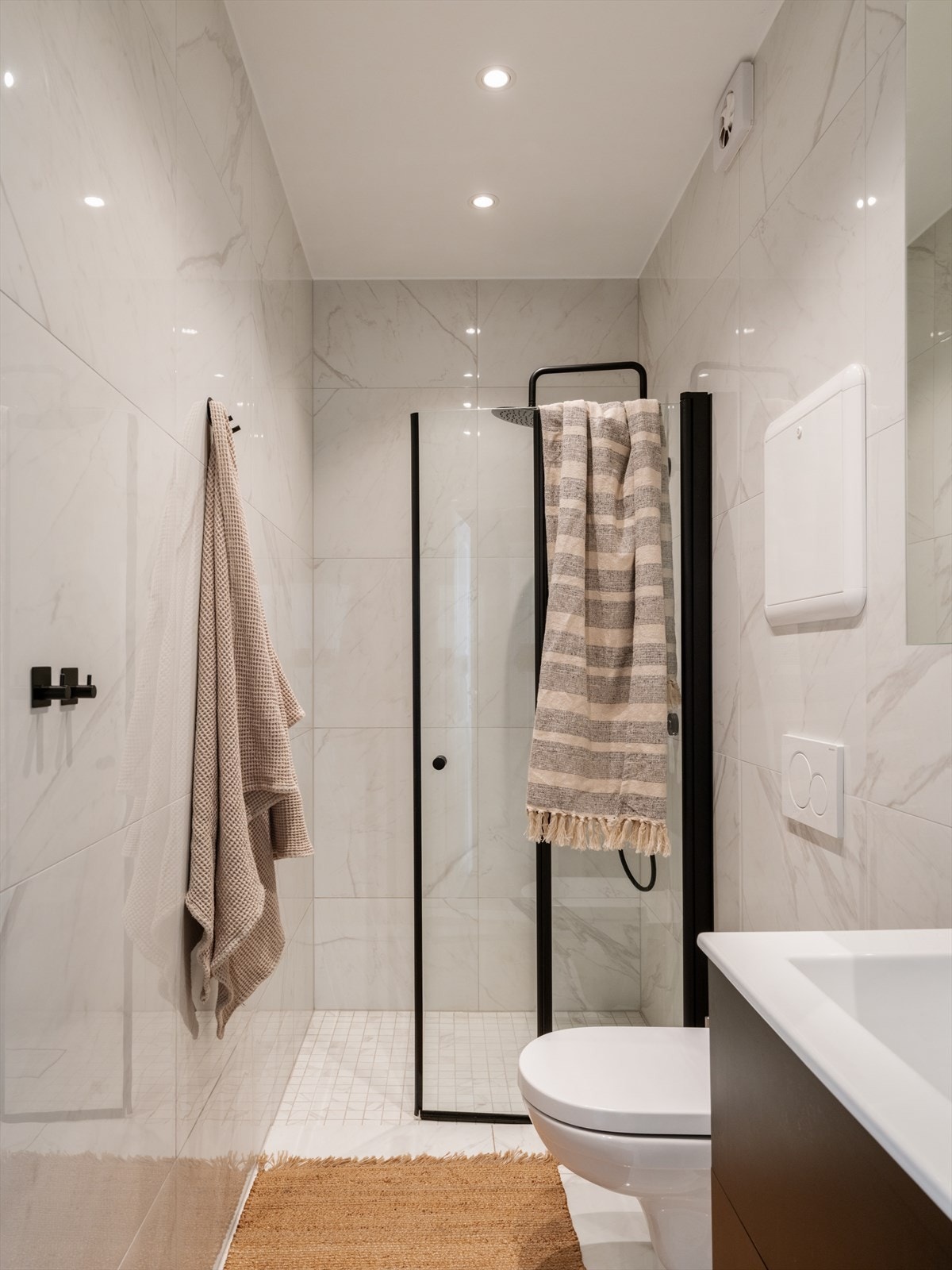 Badet er totaloppusset i 2022 og er delikat flislagt og har vegghengt toalett, dusj i hjørnet og servant med flott innredning. Galleribilde