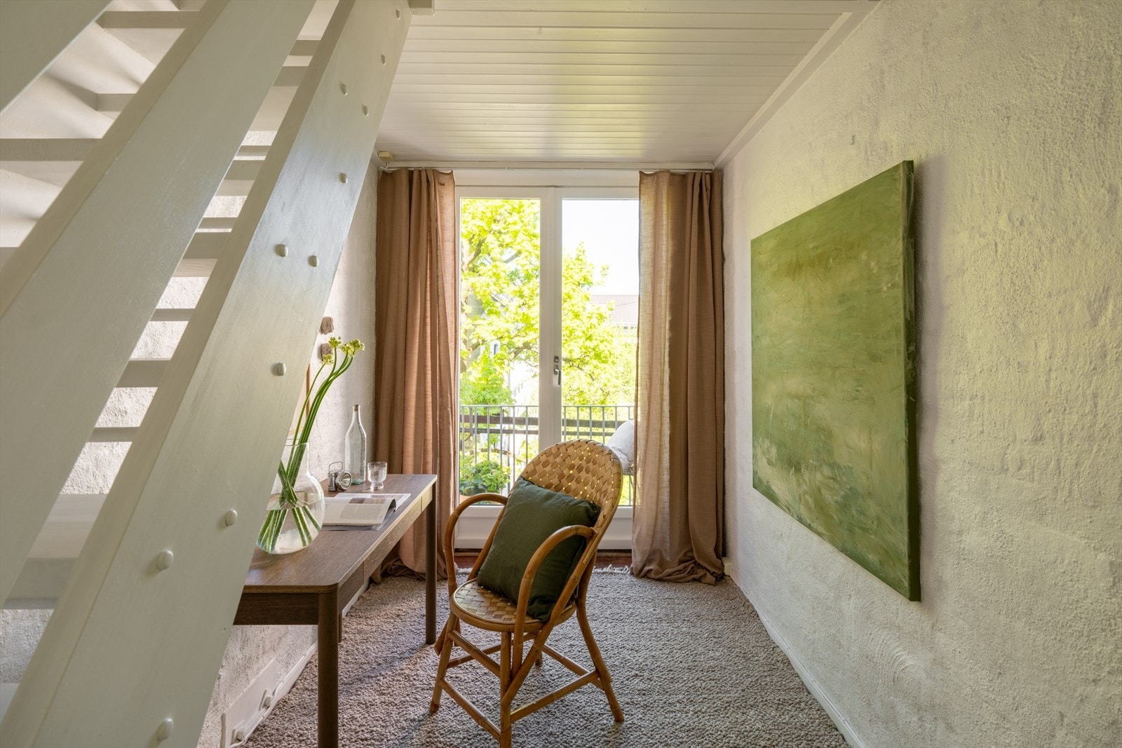 Det gamle trapperommet er innlemmet som en del av leiligheten Galleribilde
