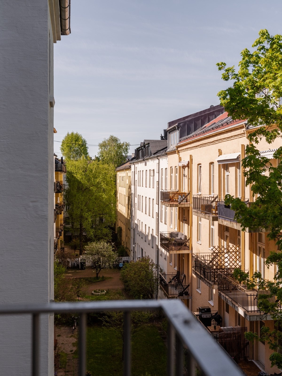 Hyggelig utsyn fra balkongen over pene opparbeidede gårdsrom i Vibes gate Galleribilde