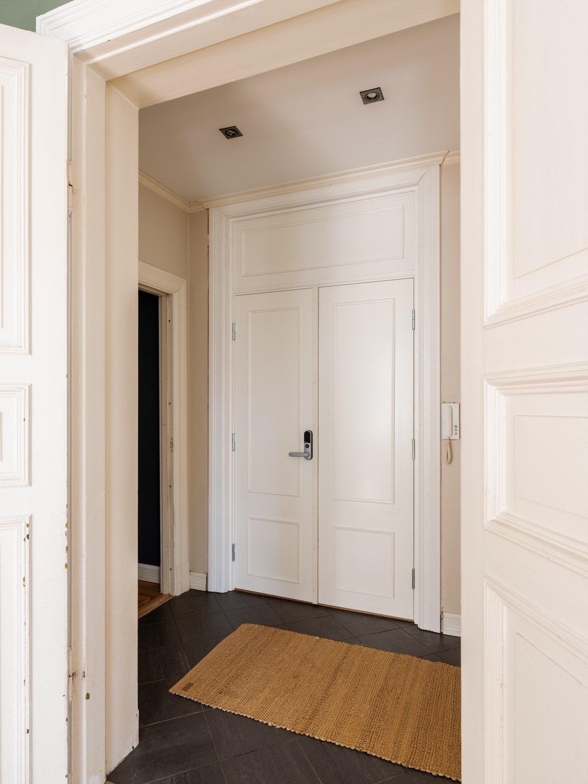 Innbydende flislagt entré utstyrt med porttelefon og yale doorman Galleribilde