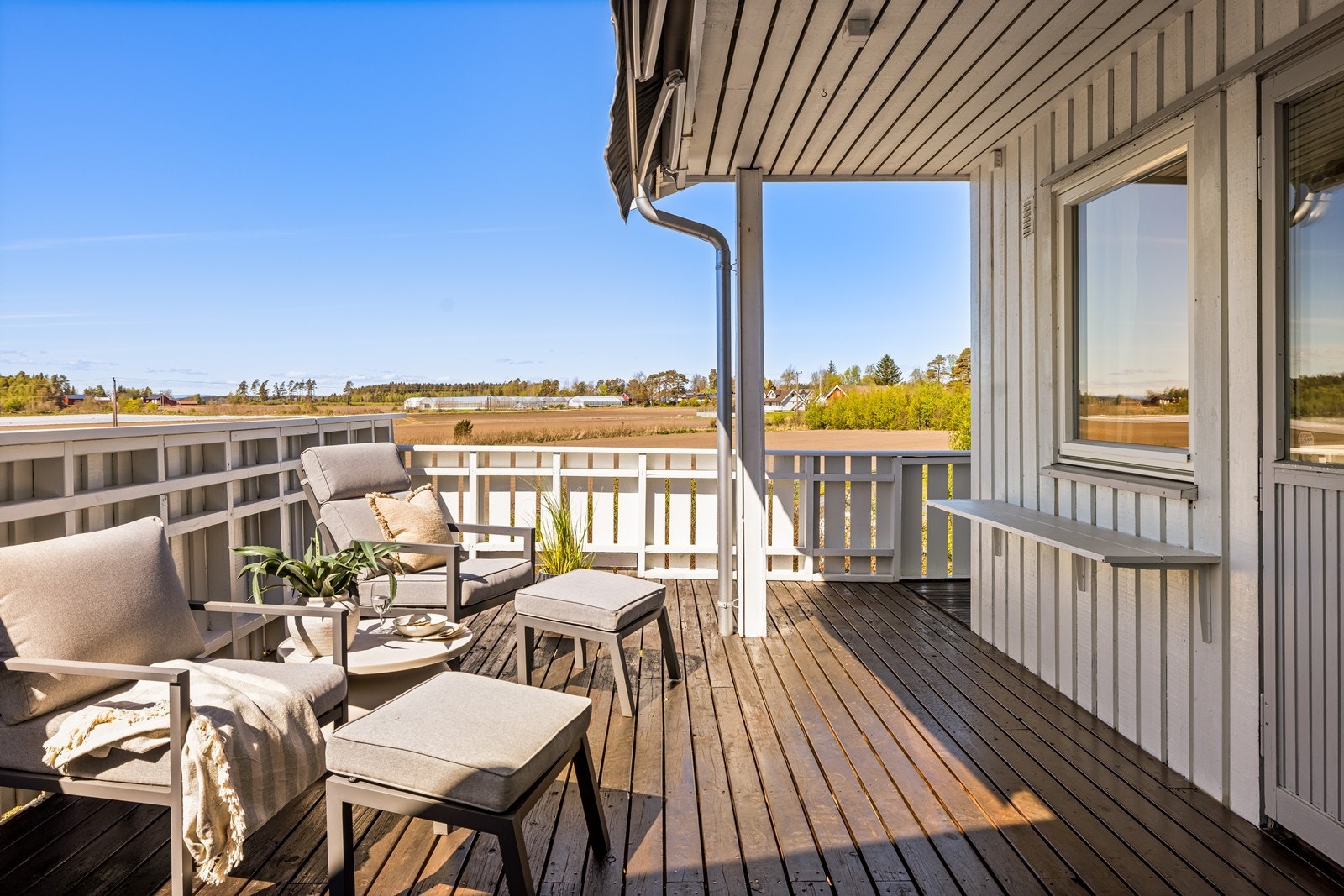 Den store verandaen er delvis takoverbygget og har god plass til flere sittegrupper. Galleribilde