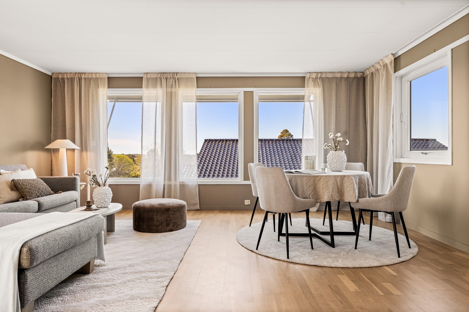 Stuen i første etasje har parkett på gulvet og god plass til både sofagruppe og spisebord. Galleribilde