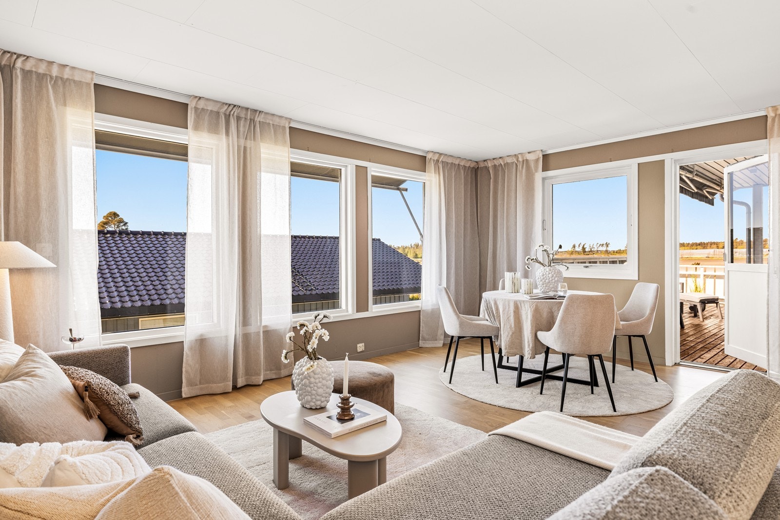 Fra stuen er det direkte utgang til en romslig veranda på 32 m², som har flott utsikt. Galleribilde