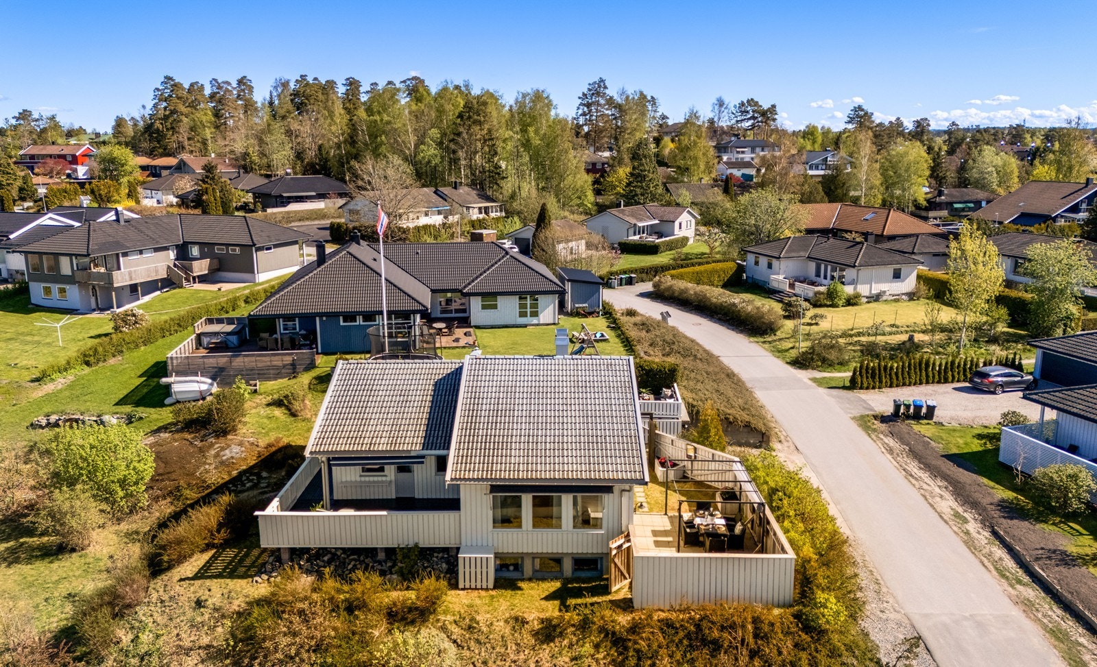 Stensrød ball- og skøytebane ligger kun 100 meter fra boligen, perfekt for aktive barn og voksne. Galleribilde