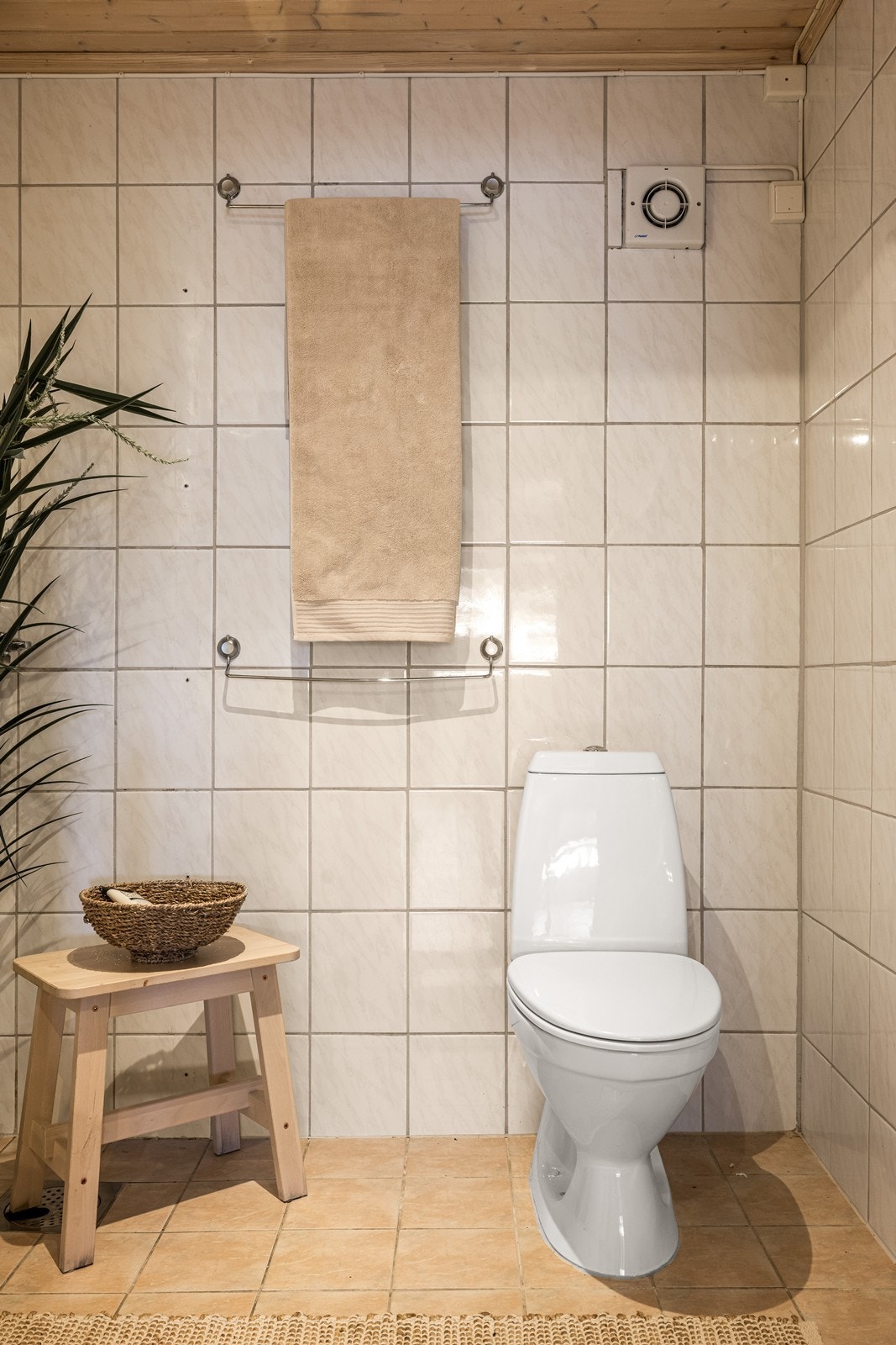 Badet er utstyrt med toalett, servant og opplegg for dusj, samt opplegg for vaskemaskin/tørketrommel. Galleribilde