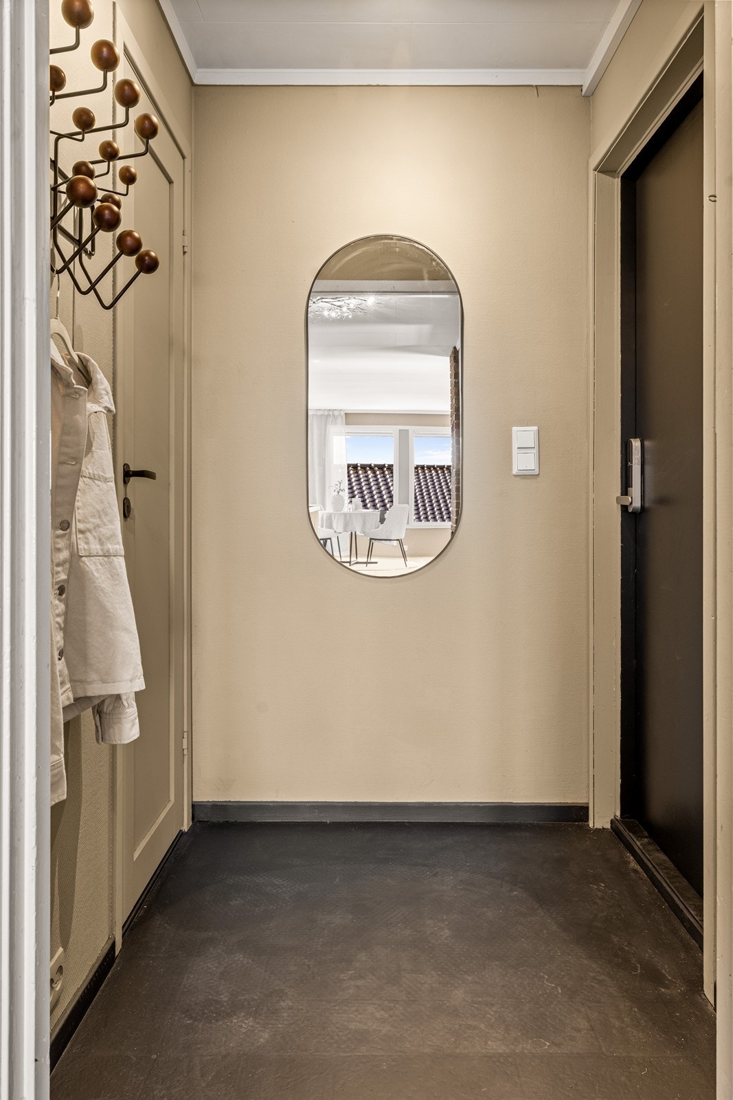 Entréen ønsker velkommen og leder videre inn i boligens hovedetasje. Galleribilde