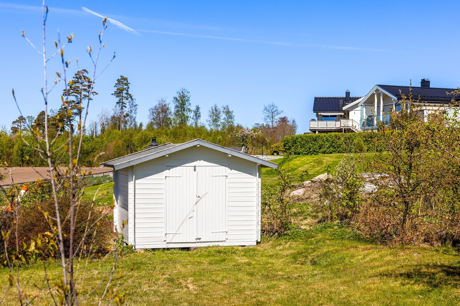 På tomten står en frittstående utebod fra ca. 2008 for ekstra lagring av hageredskaper og utstyr. Galleribilde